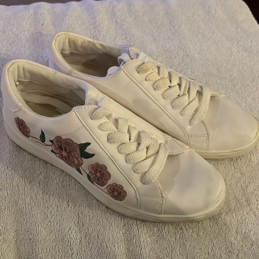 Used women’s tennis shoes size 9M